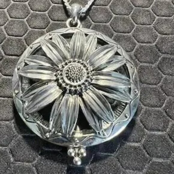 Daisey Locket 18K White Gold Plated - Picture 1 of 1
